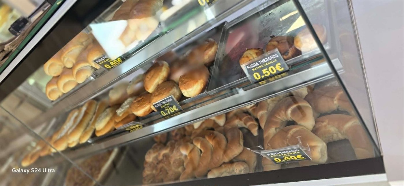 Vitrinë me produkte të furrës