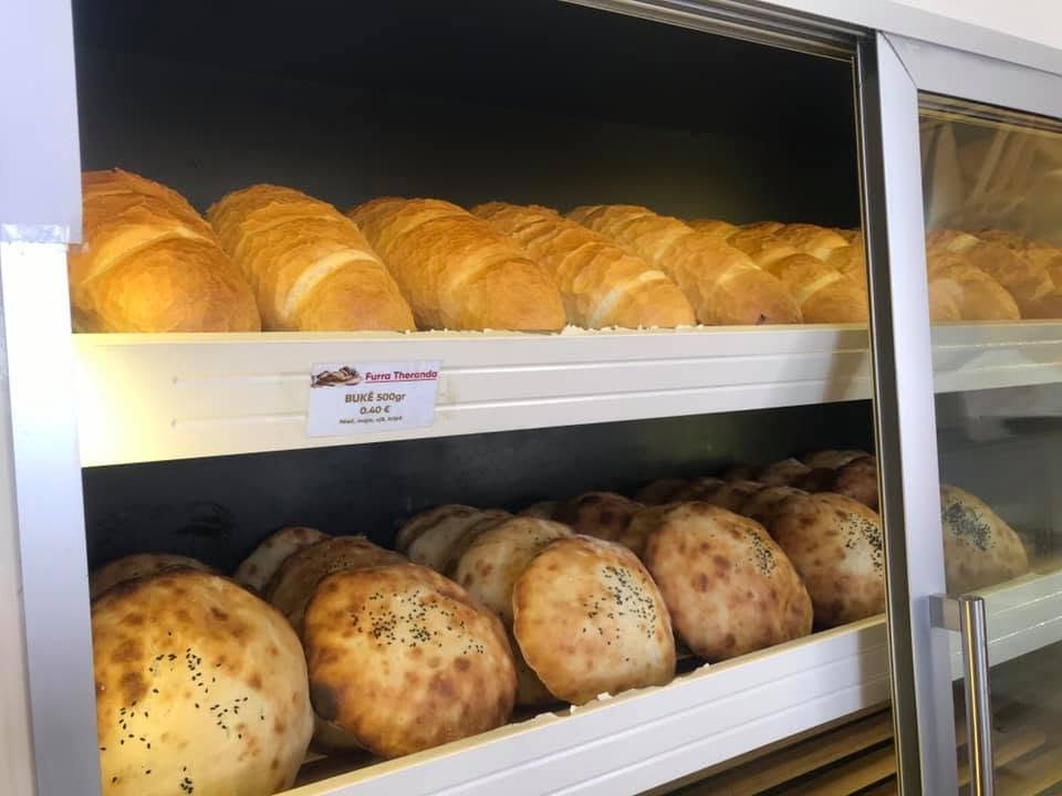 Bukë të freskëta Furra Theranda